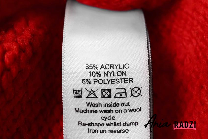 Metka na sweterku, a także informacje, jakie błędy najczęściej popełniamy w praniu ubrań