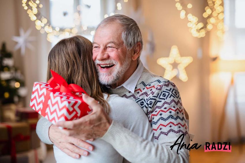 Córka przytula się z ojcem w czasie świąt, córka podarowuje ojcu prezent, z jakich prezentów na święta ucieszą się rodzice