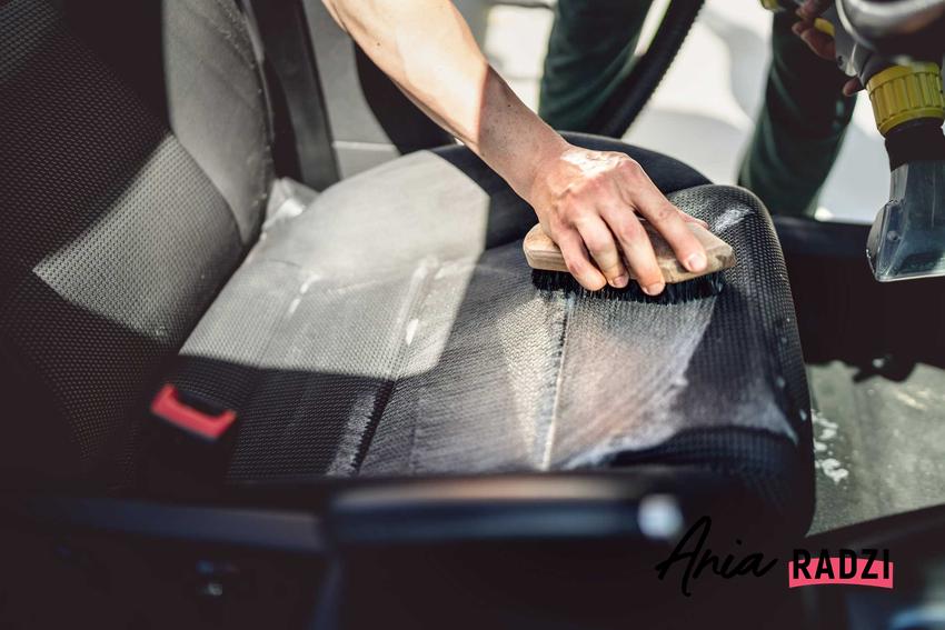 Pranie tapicerki ręcznie w samochodzie, a także ile kosztuje pranie tapicerki - cennik