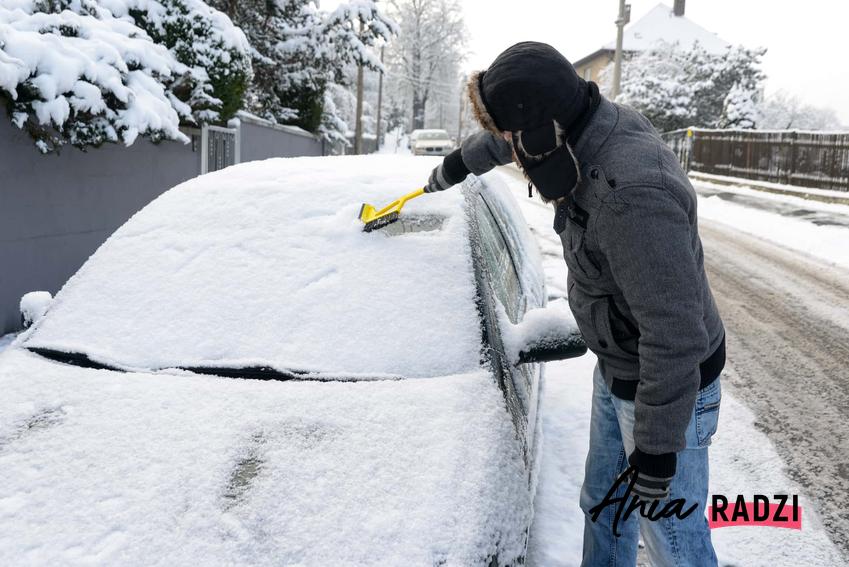 Usuwanie lodu z samochodu i szyb samochodowych, a także jak usuwać lód z auta krok po kroku