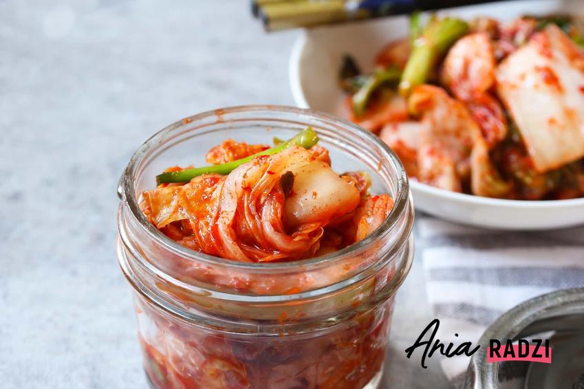 Kimchi w słoiku, a także podpowiedzi i przepisy, jak zrobić domowe, smaczne kimchi