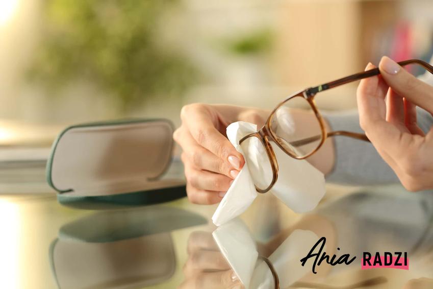 Kobieta czyszcząca okulary, a także jak czyścić okulary krok po kroku, proste sposoby
