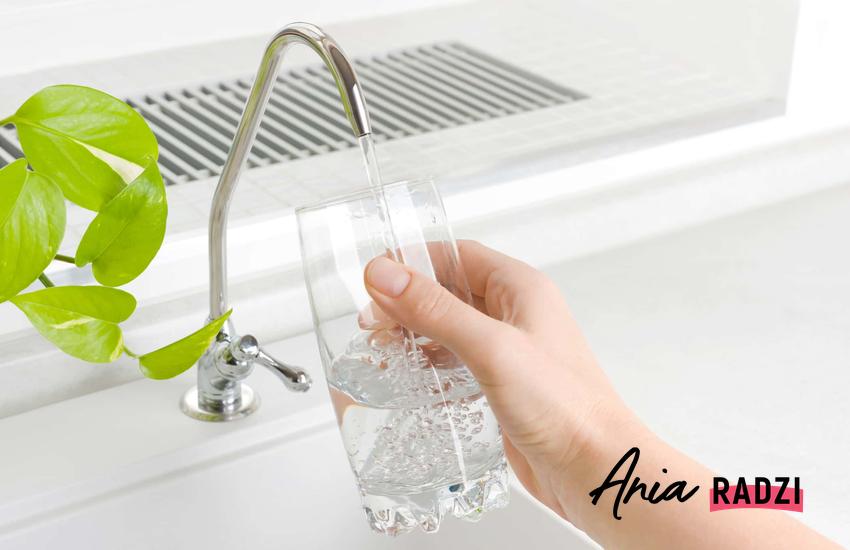 Nalewanie filtrowanej wody z kranu, a także jaki jest prosty i tani sposób na poprawę jakości wody w mieszkaniu