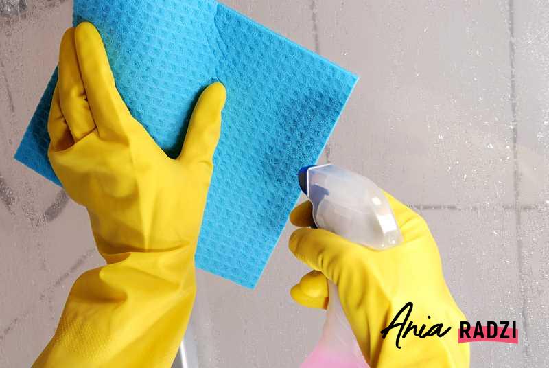 Zobacz, jak skutecznie doprowadzić do porzadku kabinę prysznicową za pomocą detergentów lub z wykorzystaniem naturalnych środków i domowych sposobów.