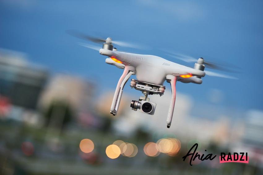 Niewielki dron na tle nieba, a także jaki dron dla początkujących i modele, które najlepiej się sprawdzają