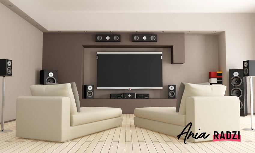 Duży telewizor i wygodne fotele, czyli sala kinowa w domu oraz aranżacja sali kinowej w domu