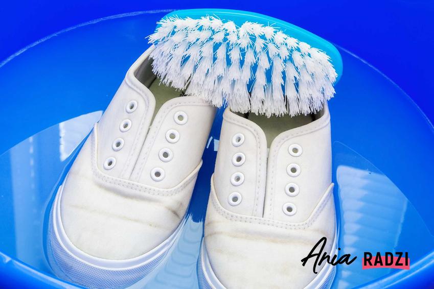 Pranie trampków z materiału, zwłaszcza białego, to nie jest trudna sprawa. Jest kilka domowych sposobów na umycie i wypranie butów.