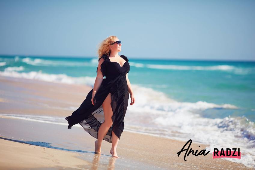 Kobieta nad brzegiem morza, a także ciekawe fasony letnich sukienek plus size i najpiękniejsze modele