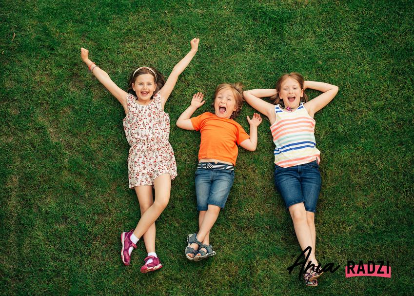 Dzieciaki na trawie w sandałkach, a także porady, jakie sandały dla dzieci wybrać