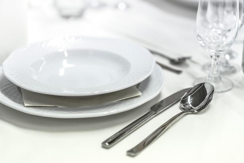 Uroczysty obiad rodzinny – czego potrzebujesz do aranżacji stołu?
