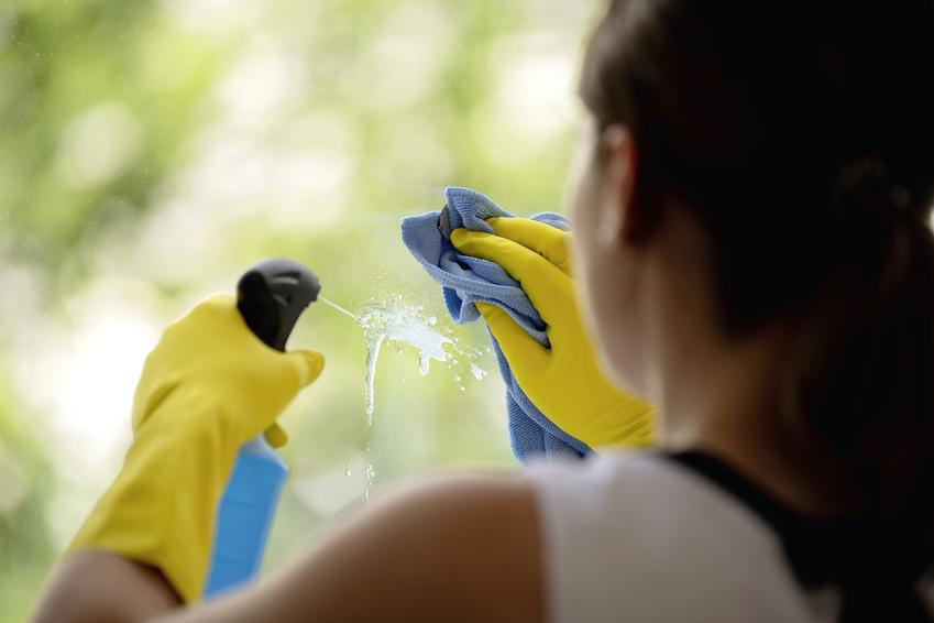 Przestań popełniać te błędy podczas mycia okien! Poznaj 5 sposobów na czyste okna