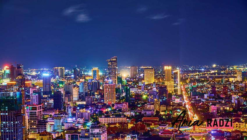 Widok na nocną stolicę Kambodży, a także ceny życia w Kambodży krok po kroku
