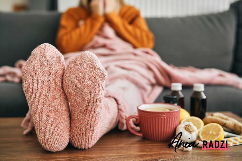 Przeziębiona kobieta, a także najlepsze domowe sposoby na przeziębienie krok po kroku