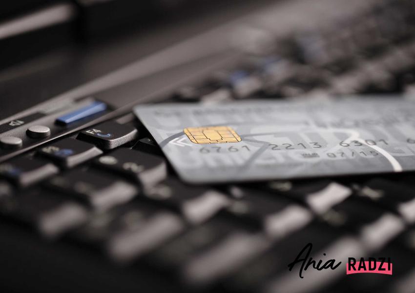 Karta kredytowa na klawiaturze, a także sposoby oszustów na oszukiwanie ludzi w Internecie