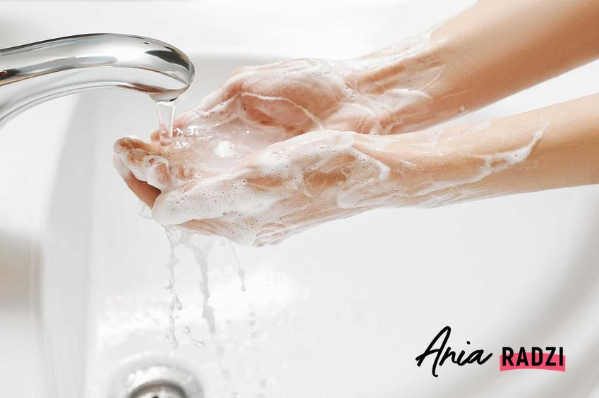 Kobieta myjąca ręce, a także jak myć ręce, praktyczne wskazówki krok po kroku