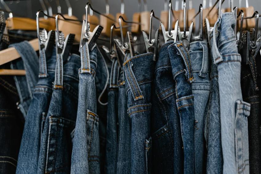 Spodnie jeansy damskie – historia, styl i ewolucja mody dżinsowej