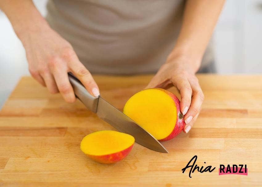 Mango na desce do krojenia, a także porady, jak obrać mango krok po kroku