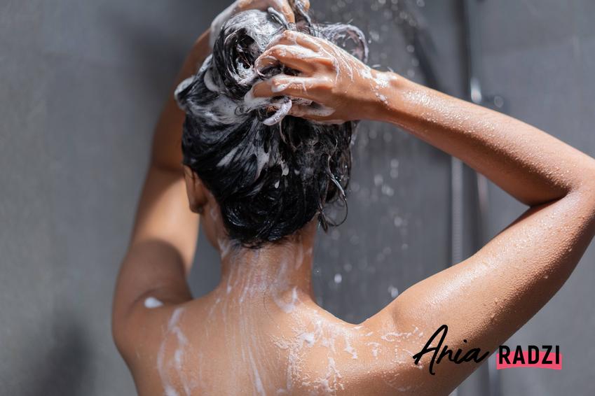 Kobieta podczas mycia włosów pod prysznicem, a także soda oczyszczona na włosy bez tajemnic
