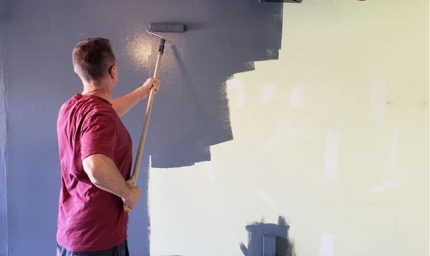 mężczyzna maluje ścianę