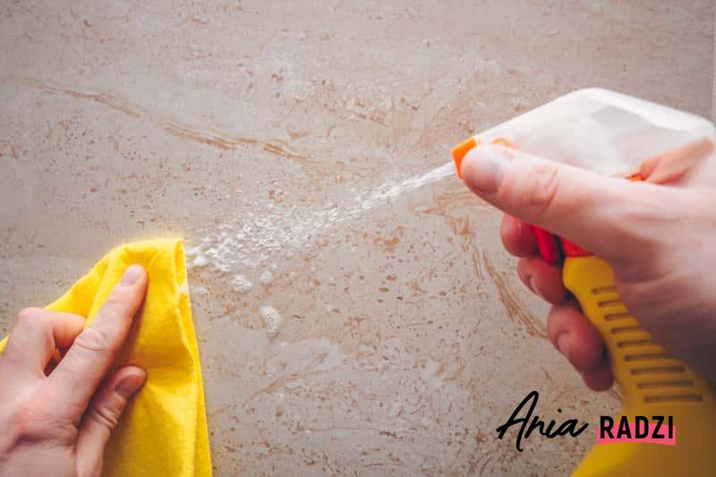 Jak usunać tłuste plamy ze ściany? Nie jest to takie proste, jednak zastosowanie płynu do mycia naczyń może okazać się skuteczne.