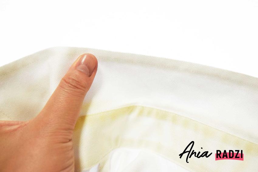 Żółte plamy na koszuli należy wyczyścić sodą oczyszczoną, która bardzo szybko usuwa zabrudzenia i pot, sprawiając, że materiał jest czysty.