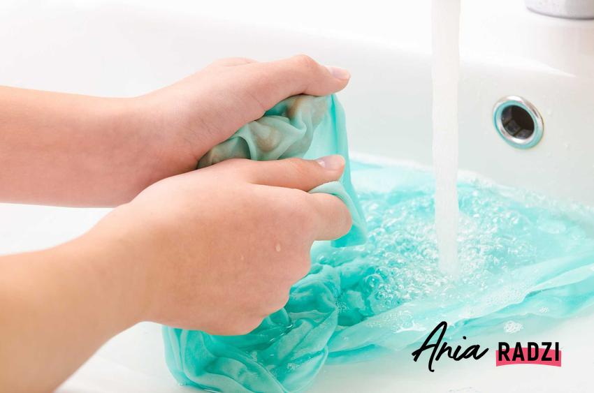 Jak usunąć rdzę z ubrań domowymi sposobami? Nie jest to takie trudne, jednakże konieczne jest wypranie ubrań z detergentem.
