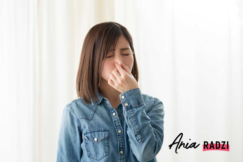 Kobieta zatykająca nos z powodu brzydkiego zapachu, a także nalepszy pochłaniacz nieprzyjemnych zapachów