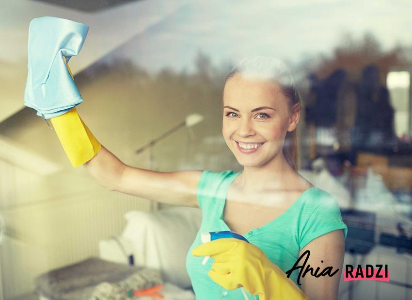 Uśmiechnięta kobieta podczas mycia okien. Urządzenie do mycia okien i maszyna do mycia okien, które warto mieć
