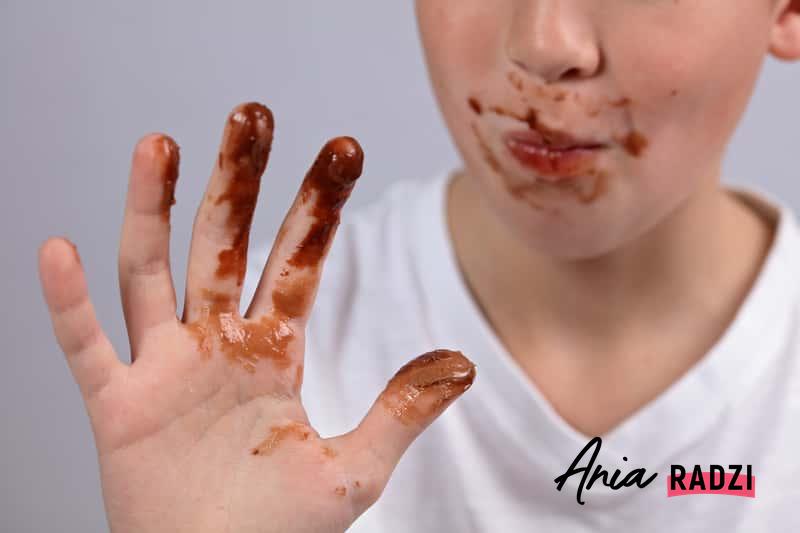 Usuwanie plam z czekolady jest konieczne, kiedy w domu jest maluch. Plamy są bardzo uciążliwe.