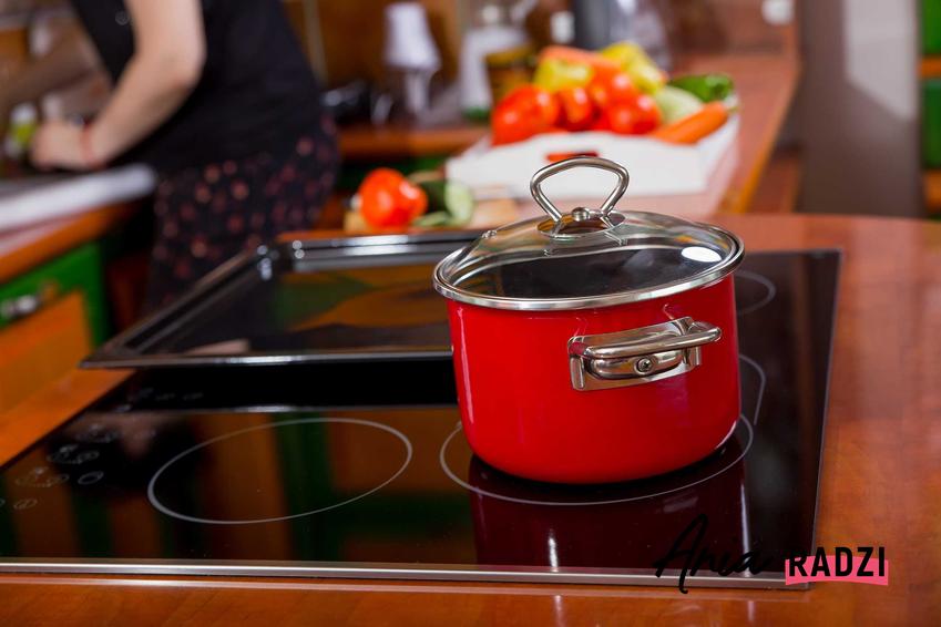 Płyta ceramiczna Bosch do zabydowy w kuchni z czerwonym garnkiem. Płyta grzewcza Bosch i polecane modele