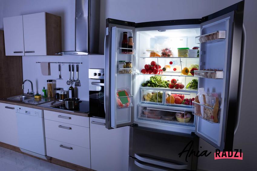 Otwarta lodówka LG typu side by side przy zgaszonym świetle w kuchni oraz polecane chłodziarki LG, opinie i wielkości