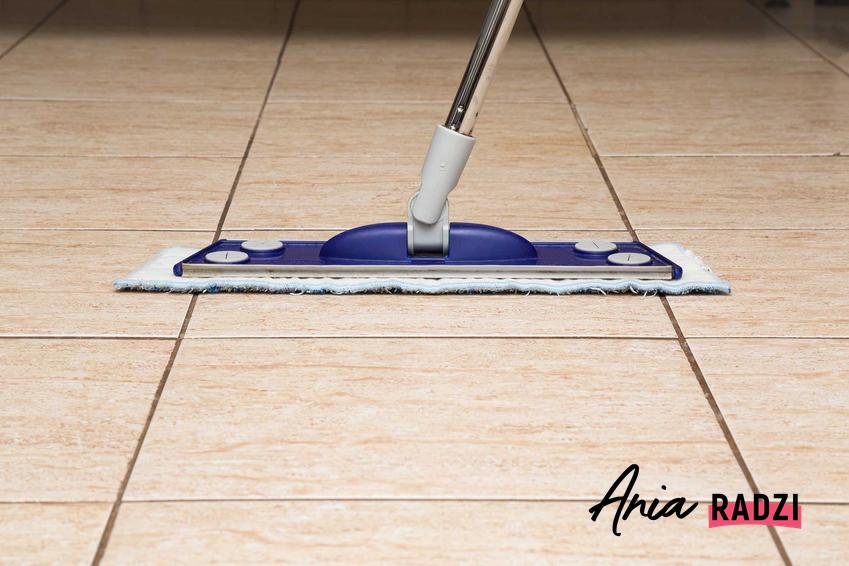 Swiffer Mop podczas mycia powierzchni podłogi z płytek oraz opinie i jego wady i zalety, a także ceny i rodzaje mopa Swiffer