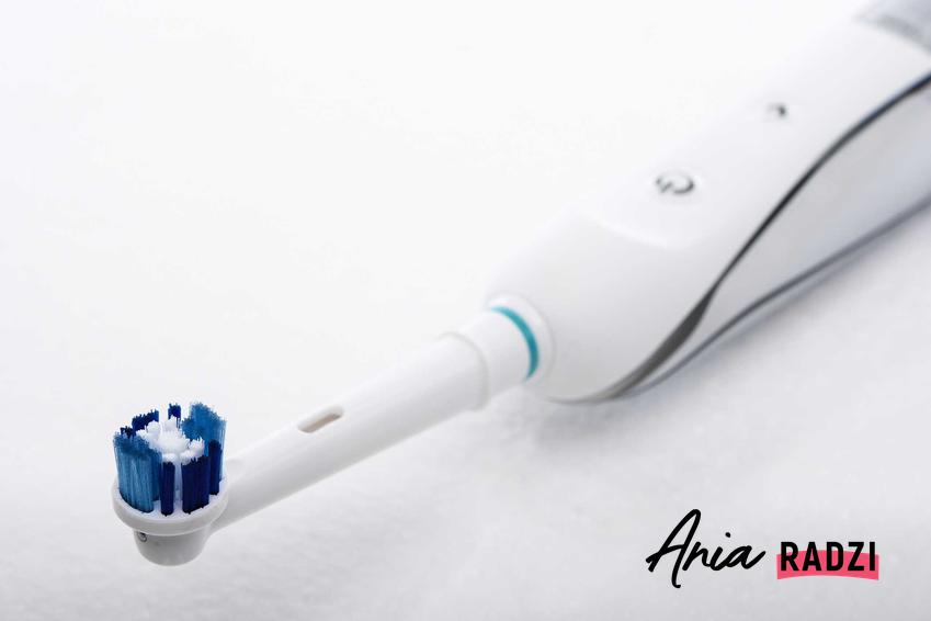 Szczoteczka elektryczna oraz porady, jak myć zęby szczoteczką elektryczną, czyli czyszczenie zębów krok po kroku
