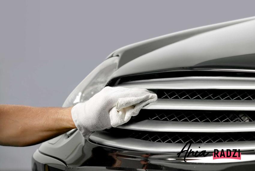 Polerowanie aluminium przy samochodzie przez mężczyznę oraz porady, jaka pasta polerska do aluminium sprawdzi się najlepiej