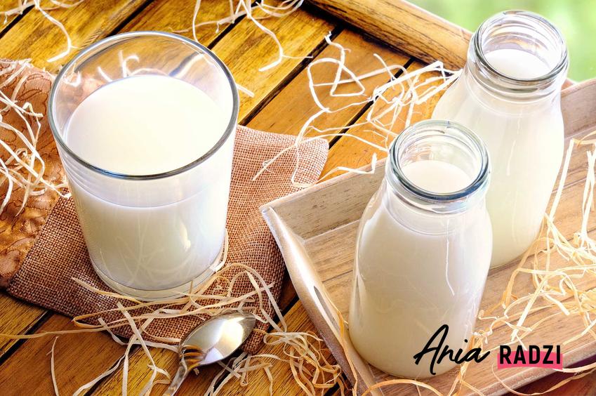 Mleko w butelkach i szklance oraz pasteryzacja mleka w domu i temperatura pasteryzacji mleka krowiego
