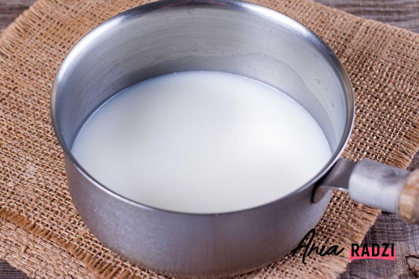 Mleko w garnku oraz odpowiedź, na czym polegapasteryzacja mleka w domu i jaka jest temperatura pasteryzacji mleka krowiego