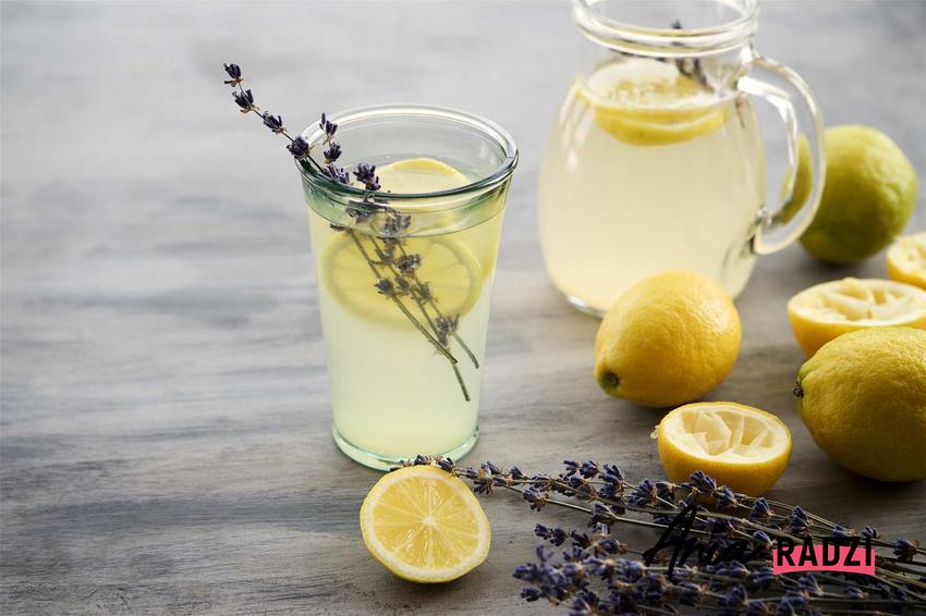Domowa lemoniada w szklance i dzbanku oraz przepis na lemoniadę z cytryny, a także porady, jak zrobić lemoniadę domowej roboty