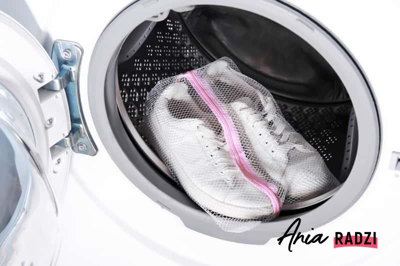 Sportowe buty w pralce? To świetny pomysł! Pranie butów w pralce jest bardzo łatwe i dobrze się sprawdza, zwłaszcza w przypadku sportowych