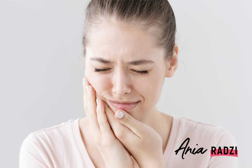 Kobieta z bolącym zębem, czyli domowe sposoby na ból zęba i bolący ząb, czyli porady, jak uśmierzyć ból zęba