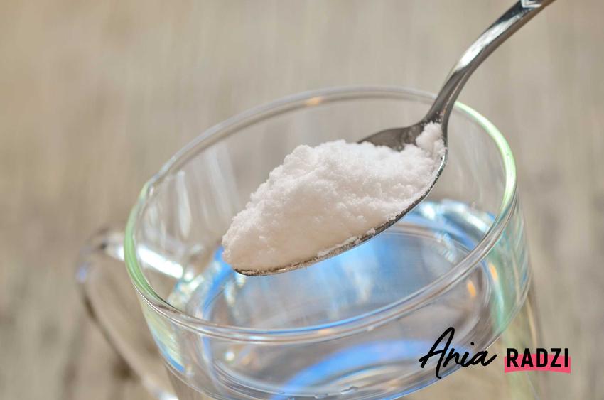 Soda oczyszczona i sól jako domowe sposoby na afty w jamie ustnej, czyli naturalne leczenie aft i porady, jak walczyć z aftami na języku