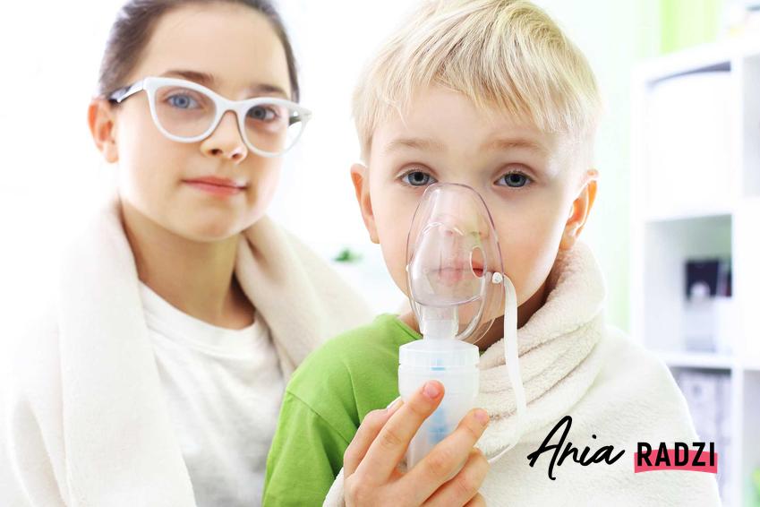 Chłopiec z inhalatorem, czyli domowe sposoby na cienkący katar, w tym inhalacje jako domowe sposoby na katar
