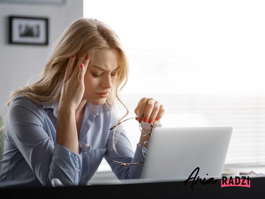 Kobieta podczas migreny oraz domowe sposoby na migrenę, czyli porady, co pomaga na ból głowy, zapachy, środki i zioła przeciw migrenie