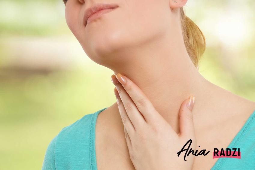 Kobieta z bolącym gardłem, czyli domowe sposoby na zapalenie krtani, na przykład inhalacje na krtań i domowe specyfiki na ból gardła