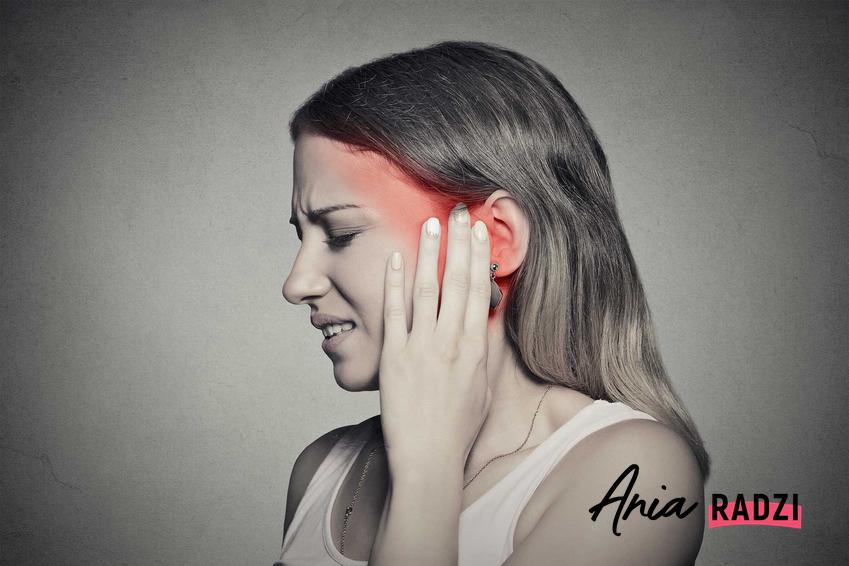 Kobieta z bólem ucha oraz domowe sposoby na zapalenie ucha i leczenie bólu ucha, przyczyny, rozpoznanie, leczenie