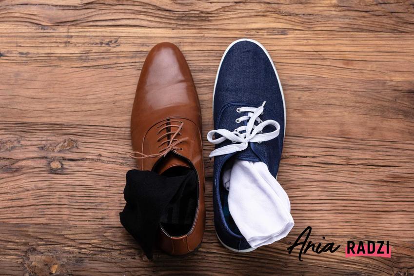Grube skarpety w butach jako jeden ze sposobów na to, jak rozbić buty w za małym rozmiarze krok po kroku