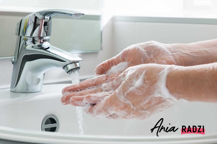 Mycie rąk oraz instrukcja mycia rąk i instrukcja dezynfekcji rąk, a także procedura i instrukcja BHP krok po kroku