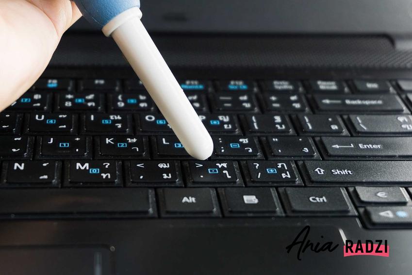 Czyszczenie laptopa oraz czyszczenie notebooka sprężonym powietrzem, w tym odkurzanie laptopa i czyszczenie klawiatury