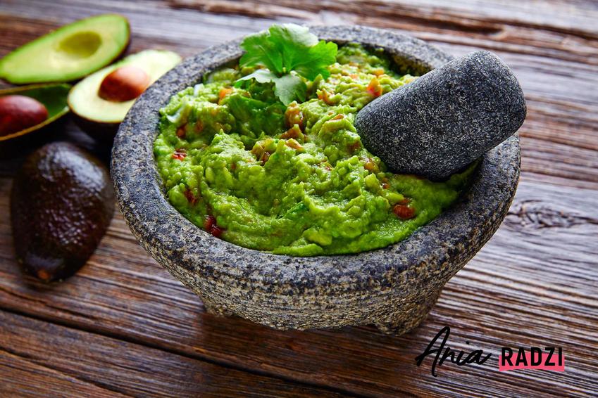 Owoc awokado i guacamole, czyli jeden ze sposobów na to, jak jeść awokado na różne sposoby krok po kroku