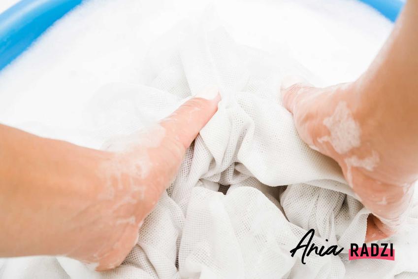 Pranie firanek domowymi sposobami pozwala wyzwolic w nich biel i sprawia, że są olśniewające. Pranie ręczne firan za pomocą domowych środków jest skuteczne.