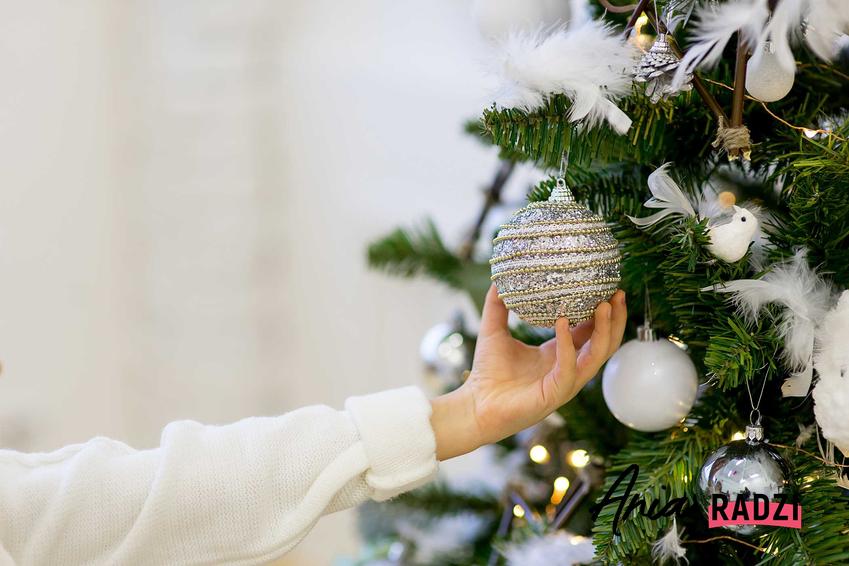 Dekoracja choinki, czyli porady, jak ubrać choinkę na Boże Narodzenie krok po kroku, style i modne ozdoby choinkowe